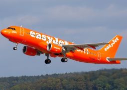 Авиакомпания EasyJet прекращает авиасообщение с Россией