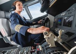 В Singapore Airlines решили трудоустроить женщин-пилотов