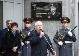 При поддержке ЮТэйр торжественно открыта мемориальная доска Ивану Хохлову
