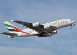 Emirates приступила к эксплуатации юбилейного самолета Airbus A380