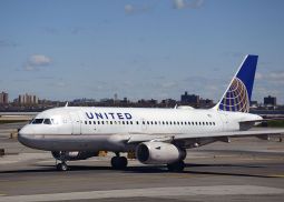 United Airlines не будут менять бонусы сотрудников на лотерею