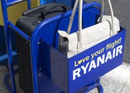 Ryanair и Wizz Air оштрафовали за ограничения провоза ручной клади
