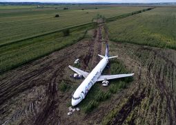 Совершивший посадку на поле в Подмосковье самолет Ural Airlines утилизируют