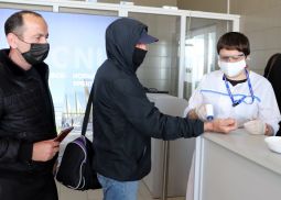 Всем пассажирам, прибывающим в Новый Уренгой, измеряют температуру