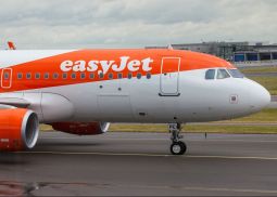Лоукостер EasyJet возобновит международные рейсы с 1 июля