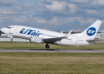 Boeing 737-500, получивший сигнал о разгерметизации кабины, успешно приземлился во Внуково
