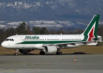 «Alitalia» разрешила пользоваться мобильными телефонами во время полета