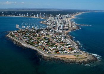 Уругвай откроет границу для вакцинированных иностранцев